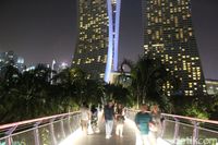   Jembatan ini punya latar Hotel Marina Bay
