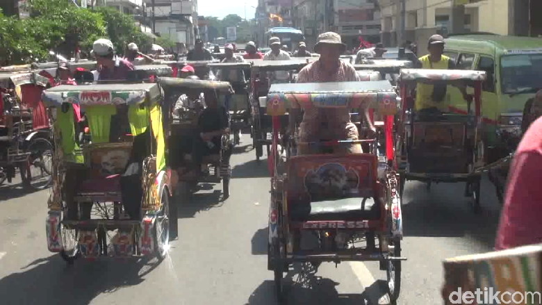 Protes Larangan Narik Penumpang, Mang Becak di Bandung Aksi Konvoi Protes Larangan Narik Penumpang, Mang Becak di Bandung Aksi Konvoi