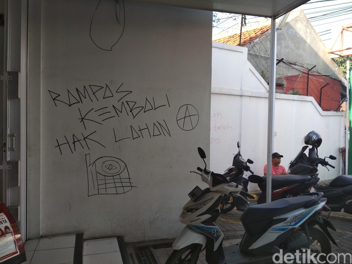 Alfamart di Bandung Diteror Coretan Bom