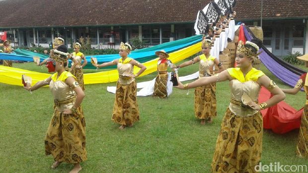 Para penari tuna rungu saat beraksi di Wonosobo.