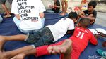 Puluhan Anak Pemulung di Tanah Abang Belajar Menulis
