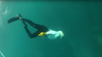 Para putri duyung ini mampu menyelam sampai 20 meter ke dasar laut lho. Tanpa alat bantu dan oksigen. Keren! (AFP/Youtube)