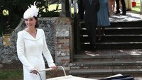 Kate Middleton pernah mengenakan busana tersebut kala pembabtisan Putri Charlotte pada Juli 2015 lalu. Dok. Getty Images