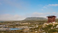 Toilet ini seperti rumah terpencil ya. Terletak di Arktik, toilet ini menawarkan pemandangan Salmivaara Fell Finlandia. Letaknya ada di jalur hiking paling utara di Eropa (Dok. CNN)