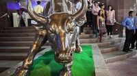 Sebuah patung banteng yang terbuat dari perunggu berdiri tegak menantang di pintu masuk gedung Bombay Stock Exchange (BSE) di Mumbai, India. Patung yang disimbolkan sebagai uang dan kekuatan itu memiliki tinggi 5 kaki dan panjang 8 kaki. CNBC.