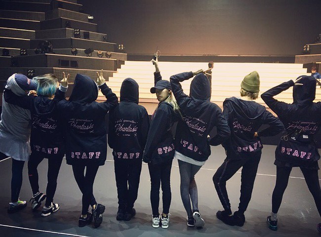 Sebelum penampilan konser mereka Phantasia di Jepang. Taeyeon Cs kompak memakai setelan jaket hoodie dan celana training. Foto: istimewa