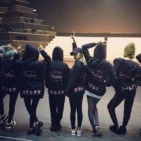 Sebelum penampilan konser mereka Phantasia di Jepang. Taeyeon Cs kompak memakai setelan jaket hoodie dan celana training. Foto: istimewa