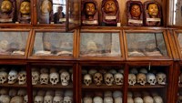 Replika wajah dan tengkorak-tengkoran disusun rapi di dalam lemari kaca. Sehingga pengunjung bisa melihat dengan mudah (Stefano Rellandini/Reuters)