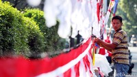Tidak hanya bendera, para pedagang juga menjual umbul-umbul.