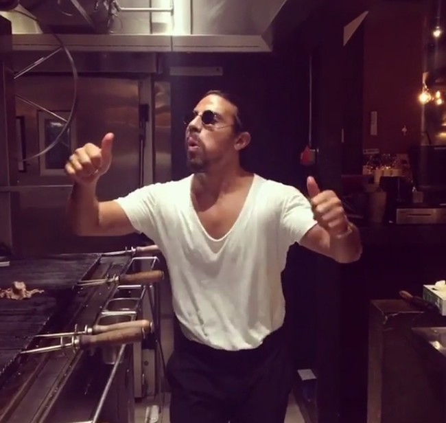 Salt Bae Iris Daging dengan Goyangan Despacito hingga Pola Makan untuk Umur 100 Tahun