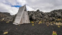 Lupakan lahar yang membatu yang menjadi daya tarik sebenarnya dari jalur hiking Laugahraun, Islandia. Karena, ada toilet segitiga ini (Dok. CNN)
