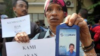 Seorang pegawai menunjukkan kartu karyawan Transjakarta.