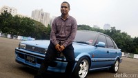 Willy Keraf berpose di depan Toyota Corolla miliknya.