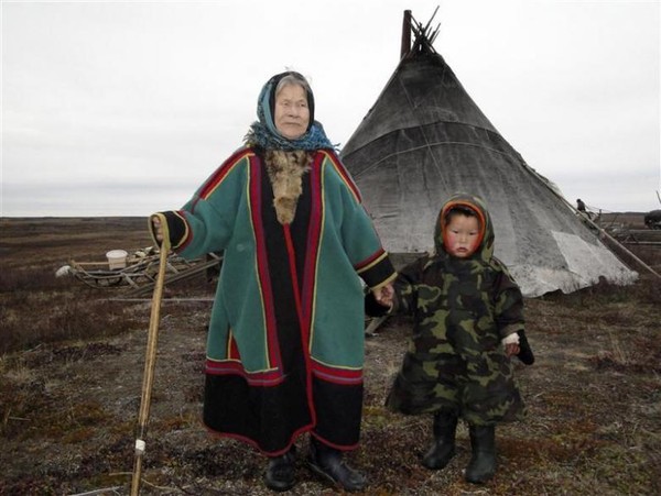 Ialah Suku Nenets. Sekelompok orang yang hidup nomaden yang rajin yang tinggal di wilayah Yamal-Nenets, sebuah kawasan yang juga berarti ujung dunia (Dok. REUTERS/Anton Golubev) Ialah Suku Nenets. Sekelompok orang yang hidup nomaden yang rajin yang tinggal di wilayah Yamal-Nenets, sebuah kawasan yang juga berarti ujung dunia (Dok. REUTERS/Anton Golubev)