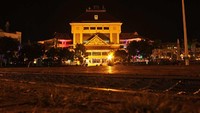 Saat malam hari, tak sedikit anak muda yang datang ke alun-alun. Semuanya ingin menghabiskan malam di sini (Randy/detikTravel) 