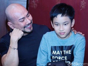 Deddy Corbuzier Ajarkan Anak Menyetir Mobil Sejak Dini
