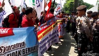 Massa Serikat Pekerja Jakarta International Container Terminal (JICT) yang melakukan demonstrasi di depan kantor Kementerian BUMN membubarkan diri. Aksi demonstrasi yang dimulai sekitar pukul 09.00 WIB itu diikuti sekitar 80-an pekerja JICT.