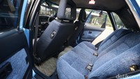 Pada bagian interiornya, sensasi back to 90s sangatlah kental terasa.
