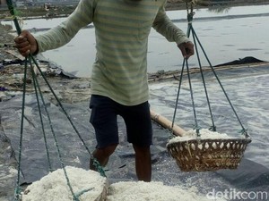Ironi Garam di Negeri Maritim
