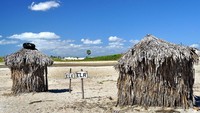 Dua puluh tahun yang lalu, belum ada pantai yang dibilang indah di sini karena sebagian besar kosong. Lihatlah, ada toilet di Pantai Jericoacoara, Brasil ini (Dok. CNN)