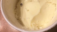 Rasanya sih chocolate chip ice cream, tapi saat dibuka chocolate chipsnya hanya satu butir. (Foto: Bored Panda)
