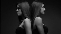 Mereka juga tampil seksi dalam sebuah foto bernuansa BW. (Dok. Instagram/rebeccatamara)