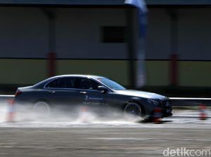 Tes Performa Ban Khusus Mobil Sport di Sirkuit Sentul