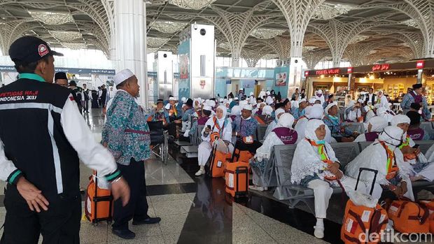 Suasana kedatangan jemaah haji Indonesia di Bandara Amir Muhammad bin Abdul Aziz Madinah, Senin (31/7/2017).