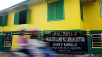 Masjid Jami Sultan Ayub terletak di Jalan Panggeran Mas No 21, Kelurahan Tanjung Sekayam, Kecamatan Kapuas, Kabupaten Sanggau.