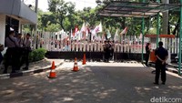 Sejumlah personel polisi terlihat berjaga di lokasi.