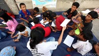 Puluhan anak menjalankan aktivitas belajar menulis dan membaca di perkampungan pemulung, dikawasan Tanag Abang, Jakarta Pusat.