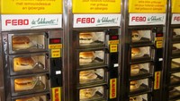 Sedang lapar dan tidak ketemu restoran cepat saji? Vending machine bisa jadi pilihan. Febo di Belanda menyediakan burger, kroket, ayam goreng dan masih banyak lagi. (Foto: Istimewa)
