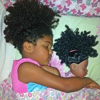  Boneka dan pemiliknya sama-sama berrambut afro. Foto: Istimewa