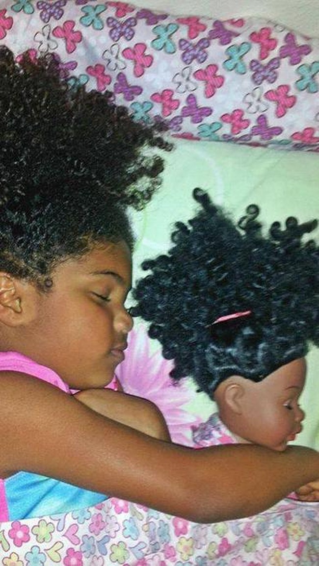  Boneka dan pemiliknya sama-sama berrambut afro. Foto: Istimewa