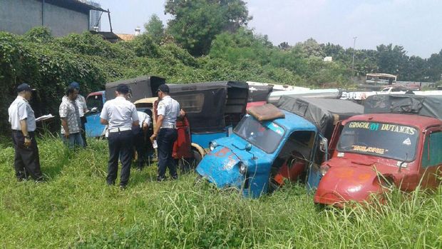 Sudah Tak Boleh Beroperasi, 30 Bemo Mulai Dihancurkan Dishub DKI