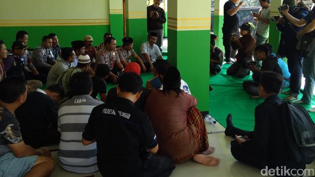 Polisi Datangi Padepokan Dimas Kenjeng Jelang Sidang Vonis