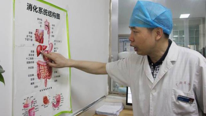 Kantung empedu yang ada di bawah hati memproduksi empedu untuk memecah lemak. Tapi bila tidak dibutuhkan dalam pencernaan, itu disimpan di kantong empedu. Pengangkatannya atau kolesistektomi biasanya dikarenakan kelebihan kolesterol dalam empedu yang dapat membentuk batu empedu. (Foto: Hezhou Guang Ji Hospital/The Sun) Kantung empedu yang ada di bawah hati memproduksi empedu untuk memecah lemak. Tapi bila tidak dibutuhkan dalam pencernaan, itu disimpan di kantong empedu. Pengangkatannya atau kolesistektomi biasanya dikarenakan kelebihan kolesterol dalam empedu yang dapat membentuk batu empedu. (Foto: Hezhou Guang Ji Hospital/The Sun)
