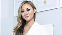 Catherine K. Huang atau biasa dipanggil dr Cat adalah dokter bedah plastik yang sudah memiliki sertifikat internasional di bidangnya. Ia merupakan lulusan dari Harvard University. Akunnya di Instagram @beautybydrcat sedang menjadi perbincangan hangat. Foto: Instagram/@beautybydrcat