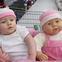 Mirip banget, bisa tebak mana yang boneka, sebelah kiri atau kanan? Foto: Istimewa