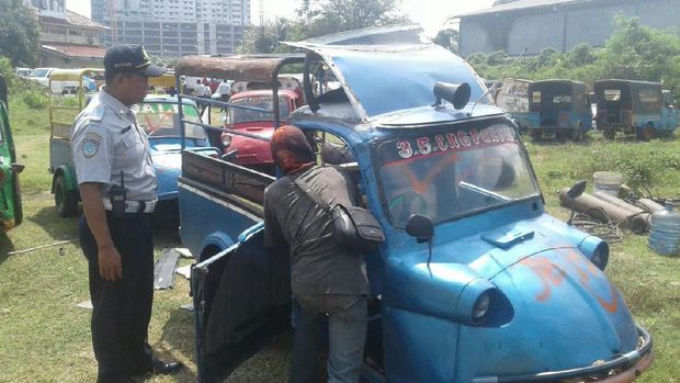 Sudah Tak Boleh Beroperasi, 30 Bemo Mulai Dihancurkan Dishub DKI