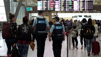 Personel kepolisian Australia disiagakan di terminal domestik Bandara Sydney. REUTERS/Jason Reed