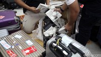 Petugas menunjukan barang bukti yang disita dari 3 lokasi tersebut.
