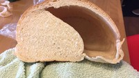 Kalau biasanya roti punya isian padat, yang satu ini justru isinya hanya setengah dan setengahnya justru hanya angin. (Foto: Bored Panda)