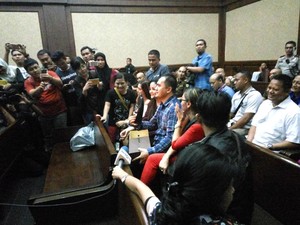 Jelang Vonis, Saipul Jamil Ditemani Mantan Pacar dan Pamer Sepatu