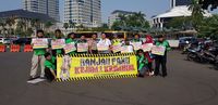 Patut Ditiru! Driver Go-Jek Gelar Aksi Bersih Ranjau Paku