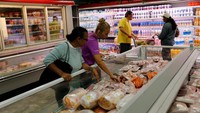Sejumlah sembako seperti, tepung, susu, ayam hingga gula jadi barang yang sangat mahal di Venezuela.