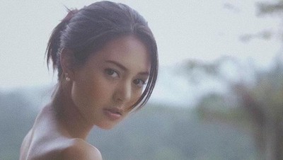 Awas Tersesat dalam Tatapan Aurelie Moeremans