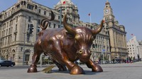 Patung banteng ini sering disebut Shanghai Bull, Bund Fincancial Bull atau Bund Bull. Patung yang dipasang sejak April 2010 di Shanghai itu di buat oleh seniman yang sama yang membuat Charging Bull di Wall Street yakni Arturo Di Modica. Patung ini memiliki berat 2,3 ton. CNBC.