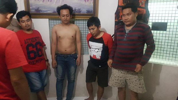 Mereka ditangkap saat sedang main jadi remi.