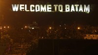 Selain hiburan malam, Batam juga asyik dijelajahi ketika matahari terbenam. Ada beberapa spot foto yang bisa dilihat, tulisan besar Batam ini misalnya (Randy/detikTravel) 